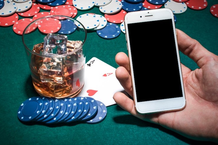 Pengguna melakukan transaksi pembayaran menggunakan smartphone dengan metode digital terpercaya yang dioptimasi lunaslot